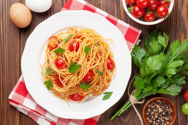 Spaghetti pasta met tomaten en peterselie