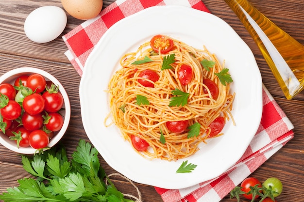 Spaghetti pasta met tomaten en peterselie