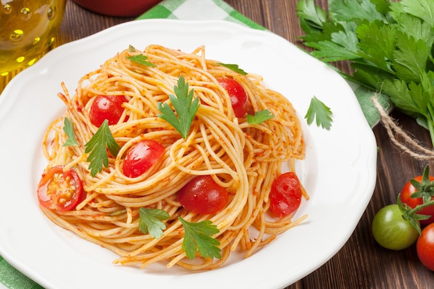 Spaghetti pasta met tomaten en peterselie