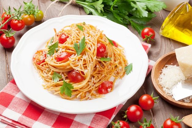 Spaghetti pasta met tomaten en peterselie