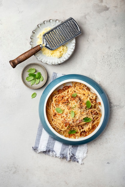 Spaghetti pasta met tomaten-rundvleessaus bolognese