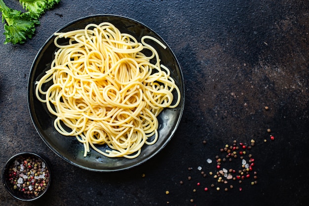 Spaghetti pasta op een bord op tafel