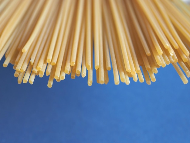 Spaghetti pasta over blauw