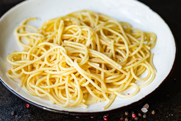 Pasta spaghetti su un piatto maccheroni di semola di grano duro