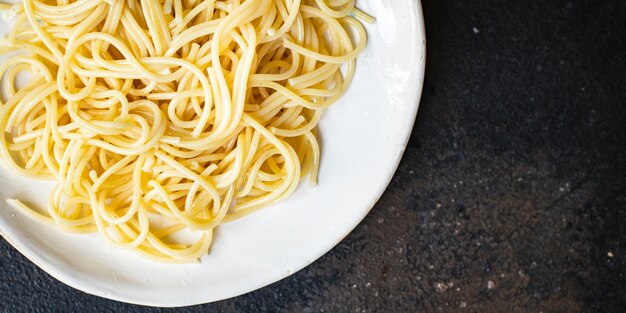 Макароны спагетти на тарелке макароны из манной крупы твердых сортов пшеницы