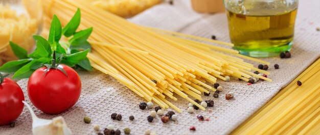 Spaghetti pasta pomodori aglio e pepe semi bandiera