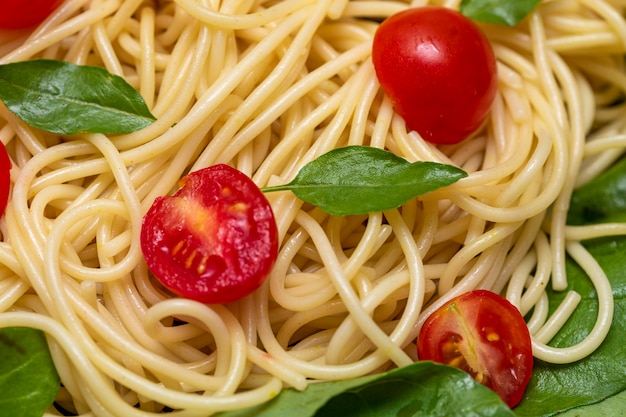 Паста спагетти с рукколой и помидорами черри