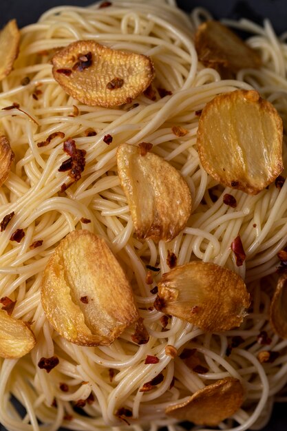 Spaghetti pasta with fried garlic and olive oil.