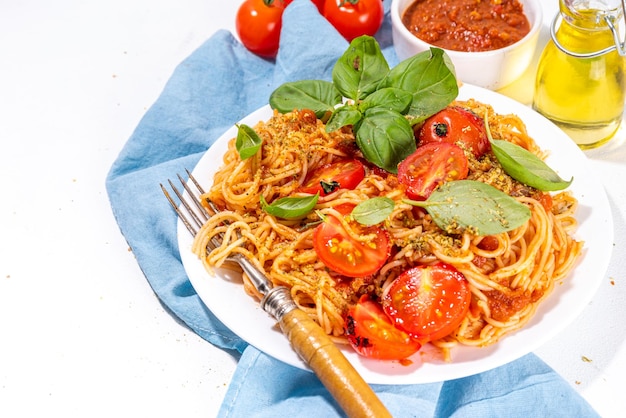 Spaghetti pasta with grilled tomatoes