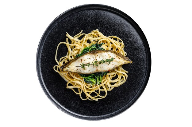 Pasta di spaghetti con bistecca di pesce halibut e spinaci isolati su sfondo bianco