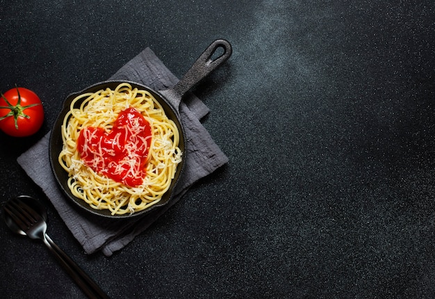 Foto spaghetti al sugo di pomodoro a forma di cuore