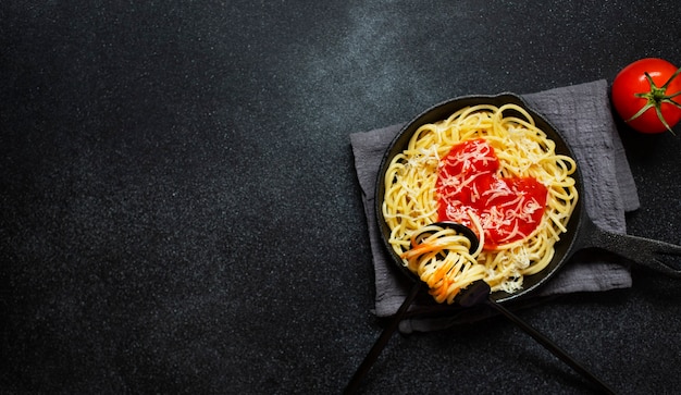 Spaghetti al sugo di pomodoro a forma di cuore