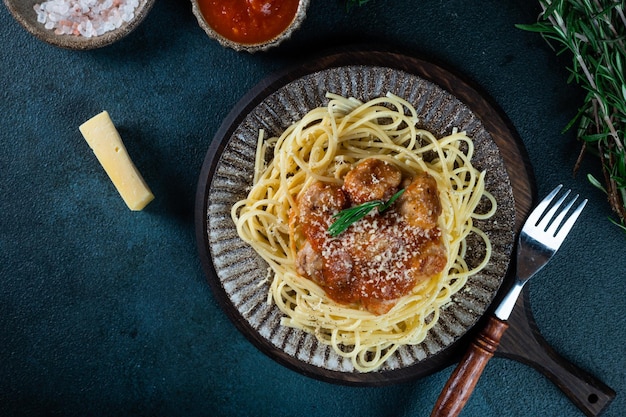 Spaghetti con polpette e salsa di pomodoro vista dall'alto cucina italiana pasta italiana con polpette pasta alla bolognese