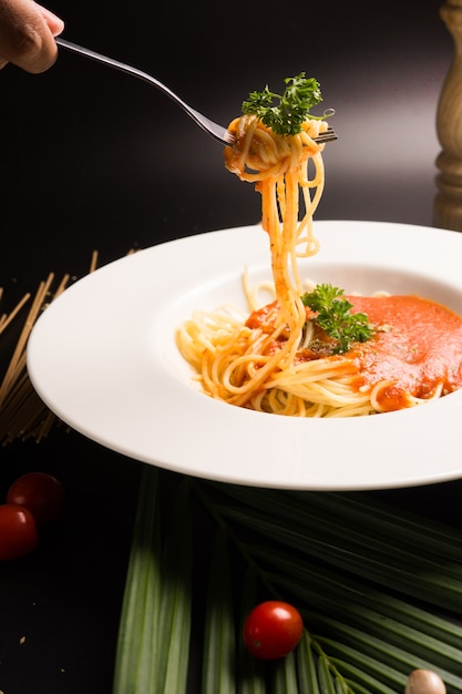 Foto spaghetti con polpette di carne e salsa di pomodoro