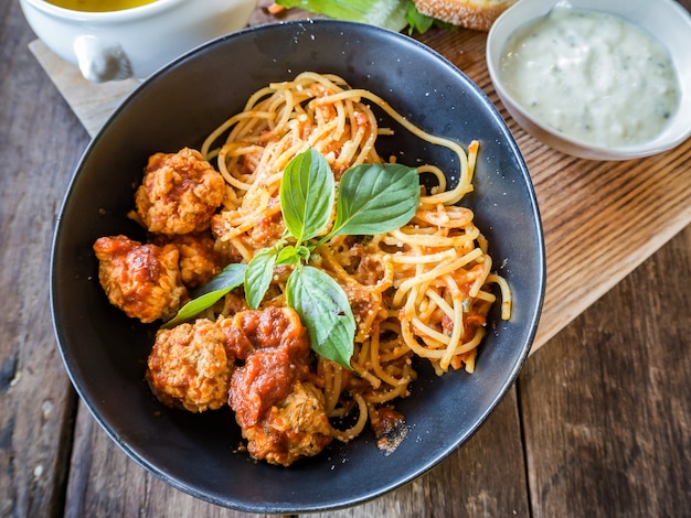 Spaghetti con polpette di carne e salsa di pomodoro