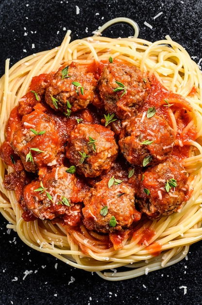 Паста спагетти с тефтелями и томатным соусом
