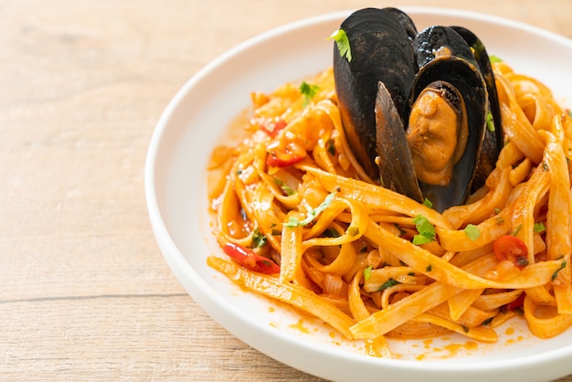 ムール貝またはアサリとトマトソースのスパゲッティパスタ-イタリアンフードスタイル