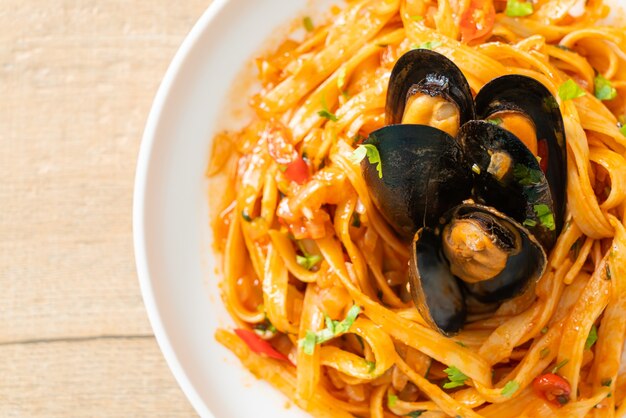 Foto spaghetti con cozze o vongole e salsa di pomodoro - italian food style