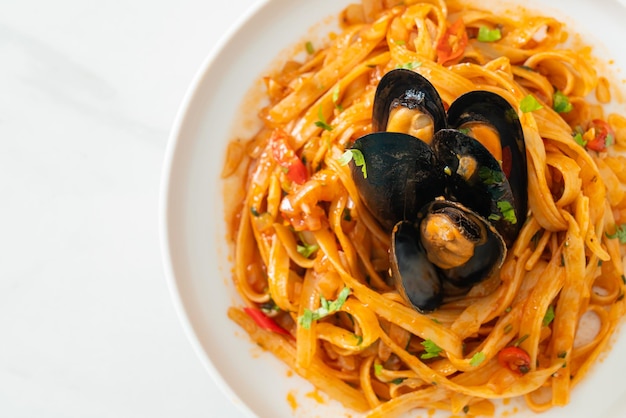 Foto spaghetti alle cozze o vongole veraci e salsa di pomodoro