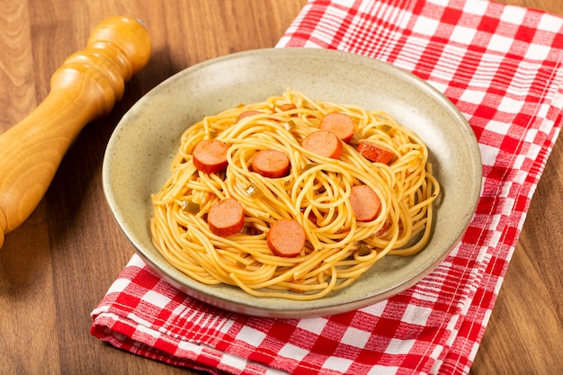 Spaghetti con salsiccia affettata e salsa di pomodoro