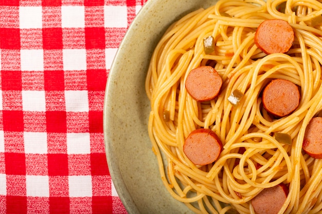 スライスソーセージとトマトソースのスパゲッティパスタ