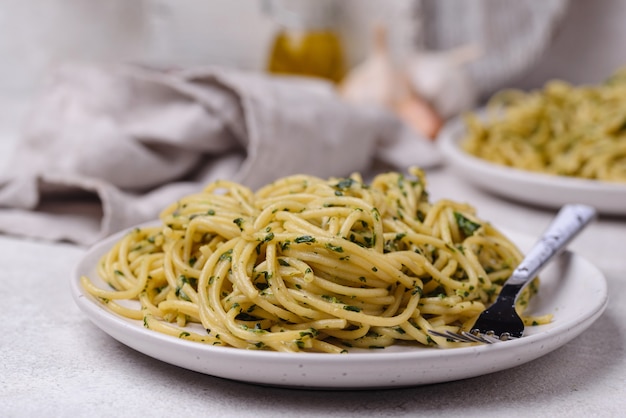 Spaghetti pasta with spinach and cheese sauce