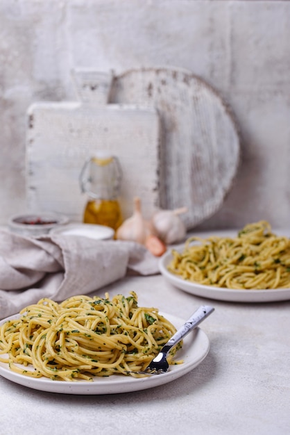 Spaghetti pasta with spinach and cheese