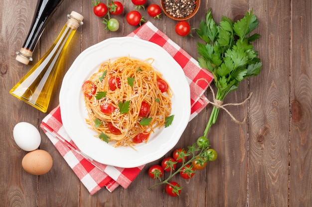 Spaghetti pasta with tomatoes and parsley