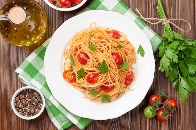 トマトとパセリのスパゲッティパスタ