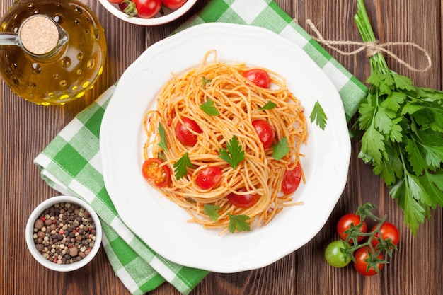 Spaghetti pasta with tomatoes and parsley