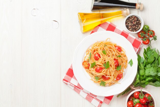 Spaghetti pasta with tomatoes and parsley