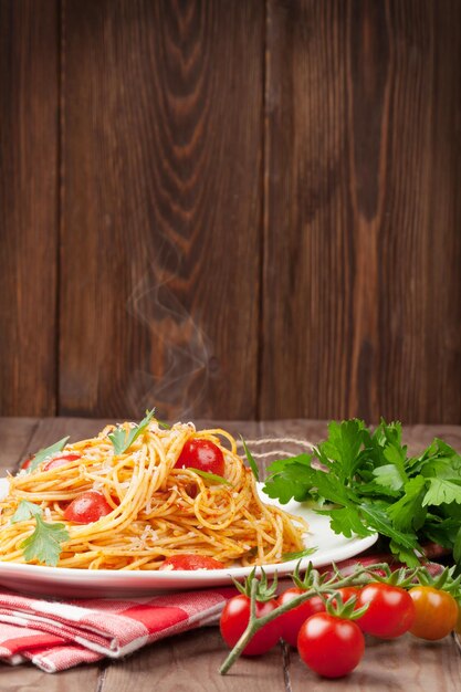 Spaghetti pasta with tomatoes and parsley