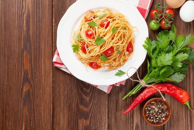 Spaghetti pasta with tomatoes and parsley