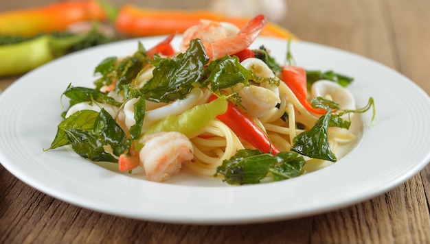 Spaghetti pittige zeevruchten met kruid