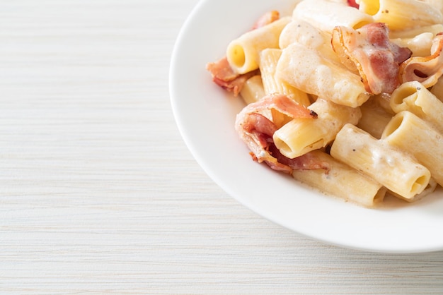 spaghetti rigatoni pasta met witte saus en spek