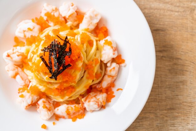 spaghetti romig met garnalen en garnalen eieren