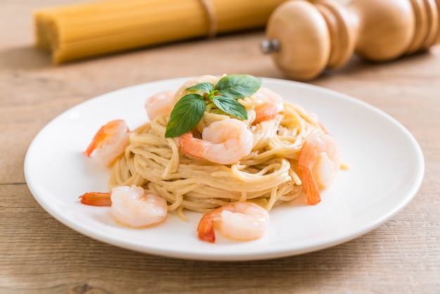 spaghetti roomkaas witte saus met garnalen