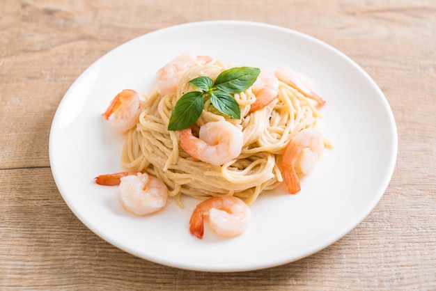 spaghetti roomkaas witte saus met garnalen