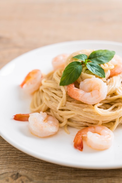 spaghetti roomkaas witte saus met garnalen