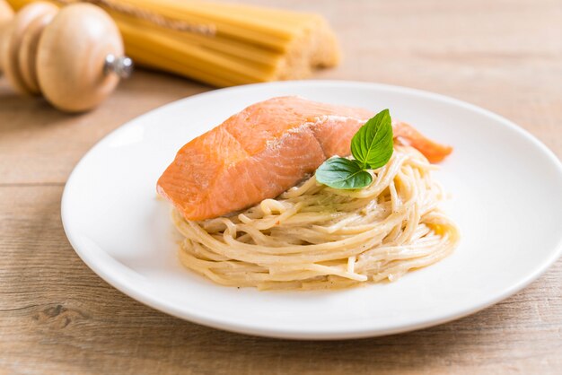 spaghetti roomkaas witte saus met zalm