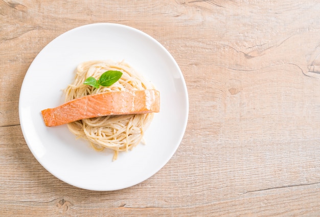 Spaghetti roomkaas witte saus met zalm