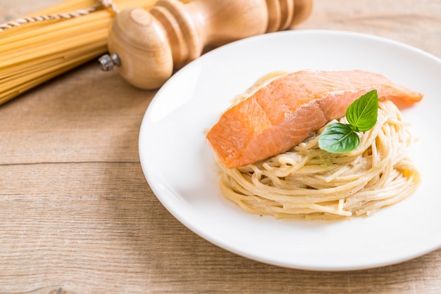 spaghetti roomkaas witte saus met zalm