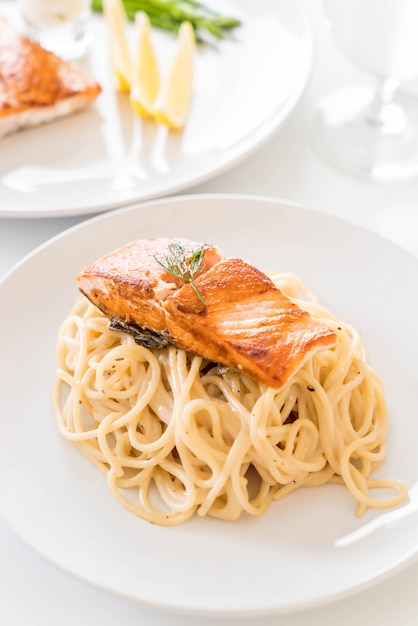 Spaghetti roomsaus met zalm