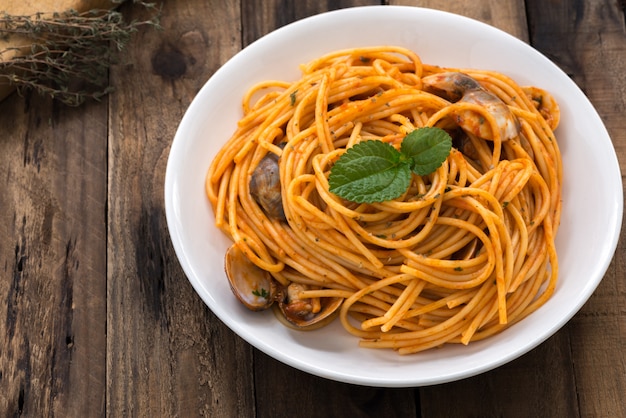 Spaghetti schaaldieren met tomatensaus