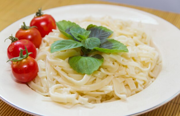 spaghetti schotel met tomaten en basilicum