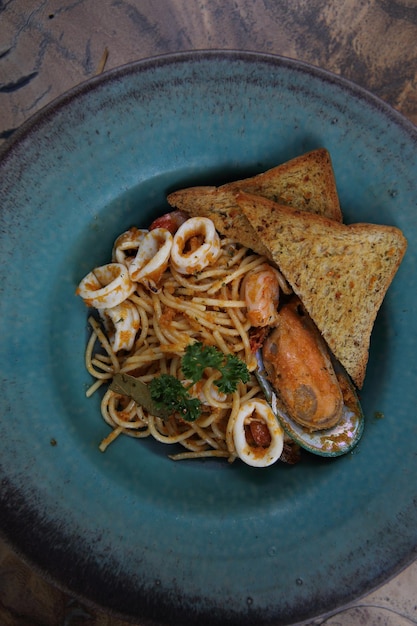 Spaghetti seafood with bread