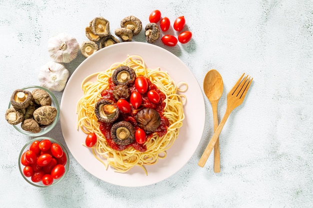 Spaghetti e funghi shiitake in un piattozuppa di noodles asiatici con funghi shiitake servita