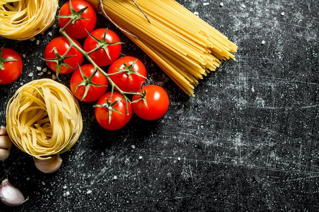 Spaghetti and tagliatelle raw with tomatoes