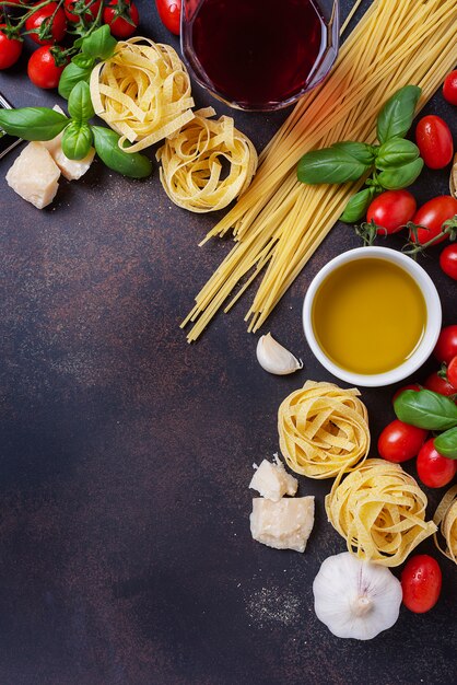 Spaghetti, tagliatelle, tomaat, basilicum, kaas, knoflook en wijn