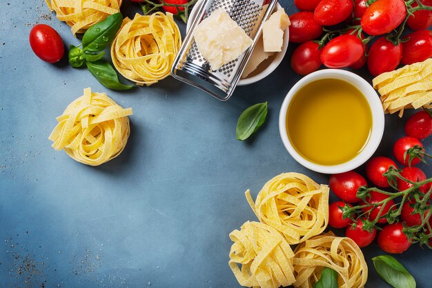 Spaghetti, tagliatelle, tomaat, basilicum, kaas, knoflook en wijn